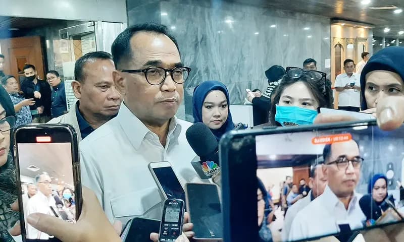 Menteri Perhubungan Budi Karya Sumadi menjawab pertanyaan awak media di Komisi V DPR RI, Senayan, Jakarta Pusat, Rabu (30/08/2023). (Foto: PARBOABOA/Hari Setiawan)