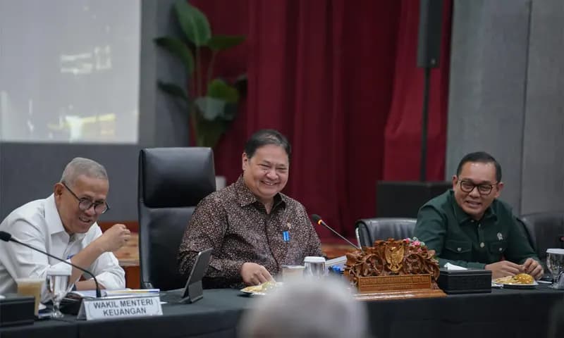 Menteri Koordinator Bidang Perekonomian Airlangga Hartarto (tengah) saat pertemuan dengan para pelaku usaha. (Foto: ekon.go.id)