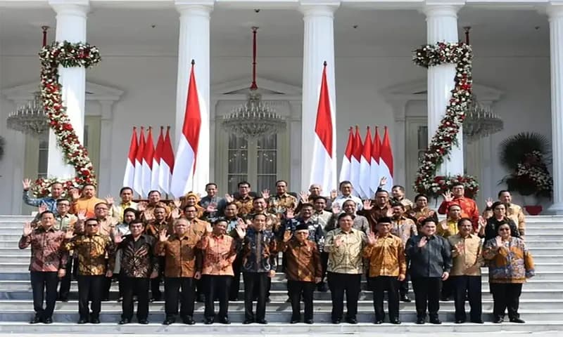 Presiden Joko Widodo didampingi Wapres Maruf Amin berfoto bersama jajaran menteri di kabinetnya. (Foto: detik)