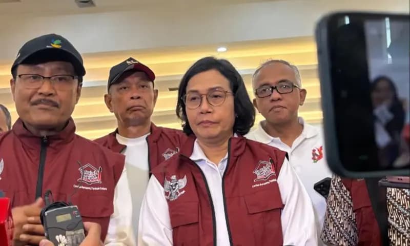 Menkeu Sri Mulyani (kanan) dan Mensos Saifullah Yusuf menjawab pertanyaan wartawan ketika meninjau Sekolah Rakyat Menengah Atas 10 Jakarta Selatan. (Foto: Dok.ANTARA)