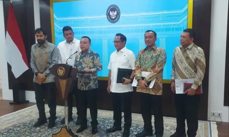 Presiden Prabowo memutuskan 4 pulau yang sebelumnya disengketakan dua Provinsi masuk wilayah administratif Provinsi Aceh di Kompleks Istana Kepresidenan. (Foto: Dok. KSP)