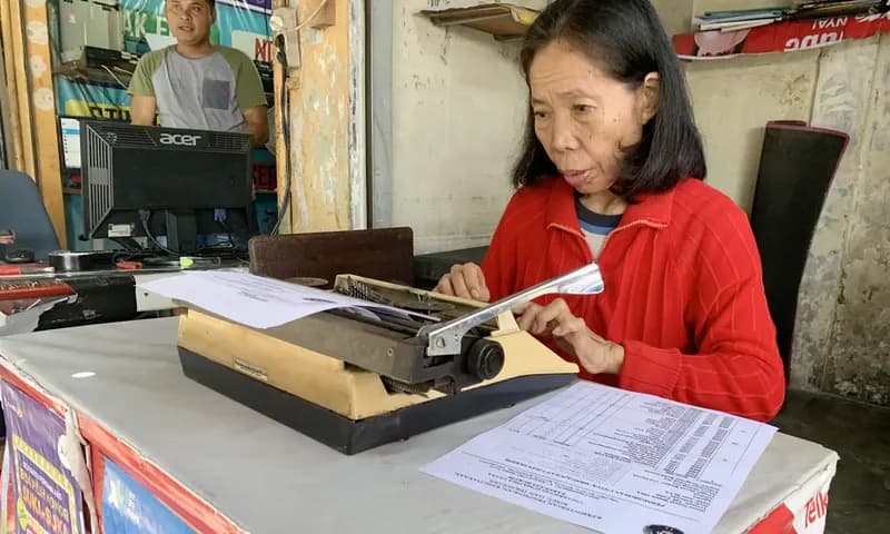 Monika, pemilik usaha jasa ketik yang masih menggunakan mesin tik manual di Kota Medan, Sumatra Utara. (Foto: PARBOABOA/Sondang)