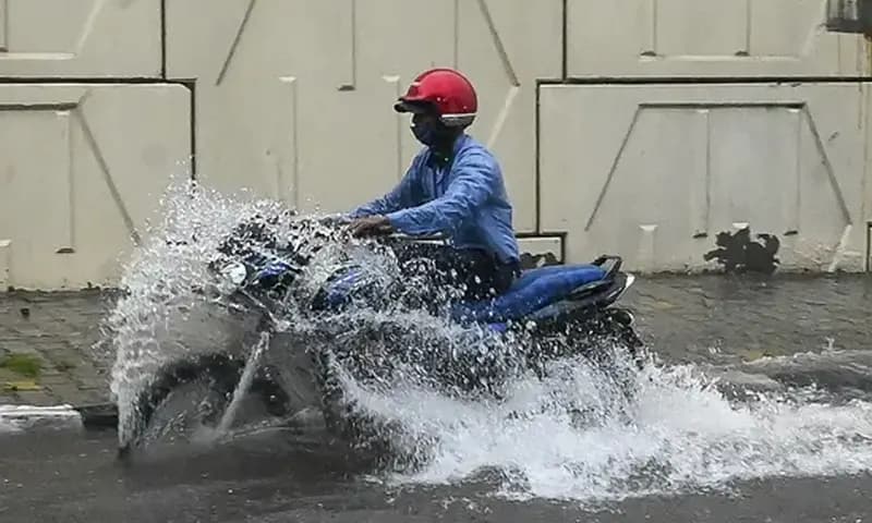 Pengendara motor wajib memperhatikan komponen motor ini usai menerjang genangan air.