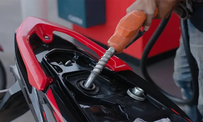 Ilustrasi pengisian bbm sepeda motor matic (Dok: naikmotor.com)