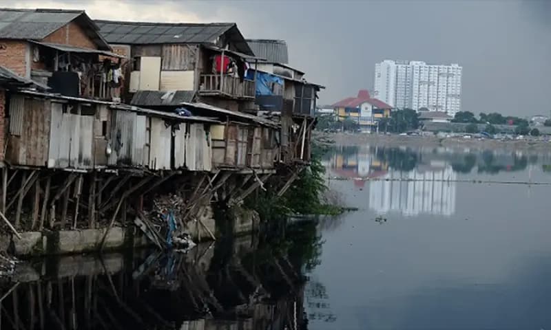 Beberapa Rumah Warga Yang Berbaris di Sepanjang Bantaran Sungai. (Foto: Website Inside Indonesia)