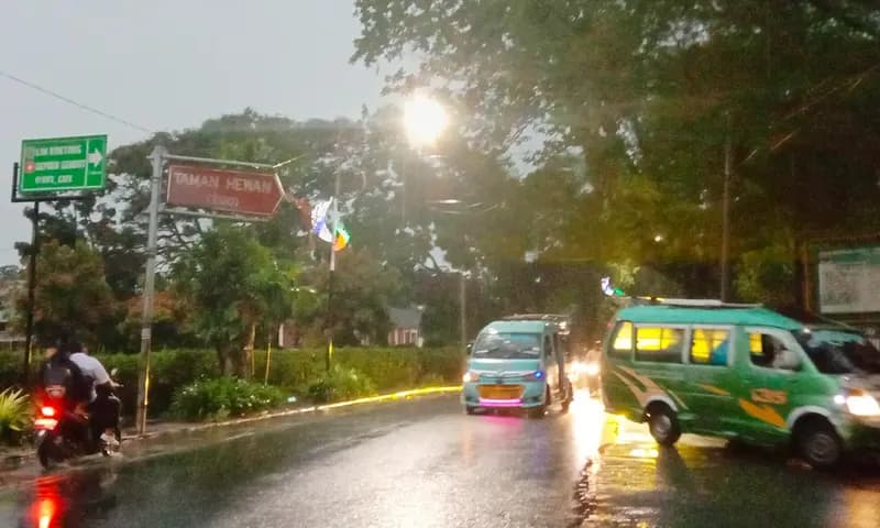 Penggunaan bahasa dan aksara Simalungun tak terlihat di sejumlah penamaan jalan dan fasilitas publik, seperti di ruas Jalan Kapten Sitorus, Kelurahan Teladan, Siantar Barat, Kota Pematang Siantar, Sumatra Utara. (Foto: PARBOABOA/Putra Purba)