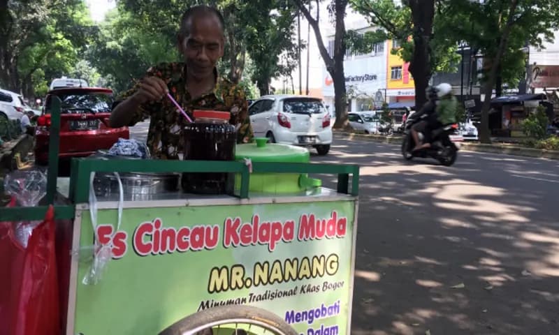Mr Nanang, penjual cincau mahir 4 bahasa asing (Foto: Kumparan/Nesia Qurrota Ayuni)