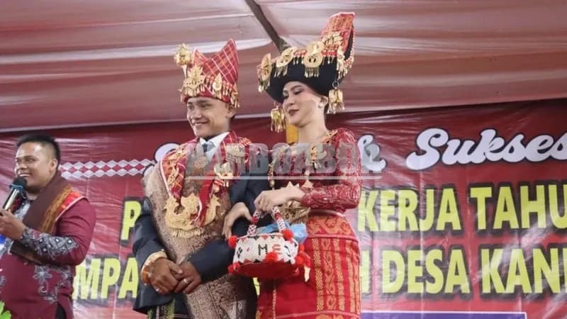 Bapa Aron dan Nande Aron di malam puncak Pesta Kerja Tahun Kandibata (Foto: Agnes Patricya/Parboaboa)