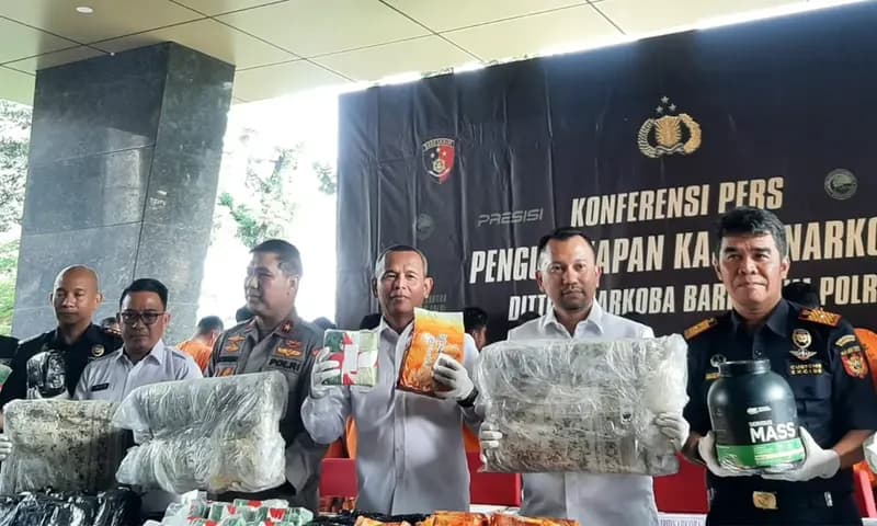 Bareskrim Mabes Polri berhasil mengungkap 7 kasus peredaran narkotika dengan barang bukti sabu seberat 75 kilogram dan 16 tersangka. (Foto: Parboaboa/Hasanah)