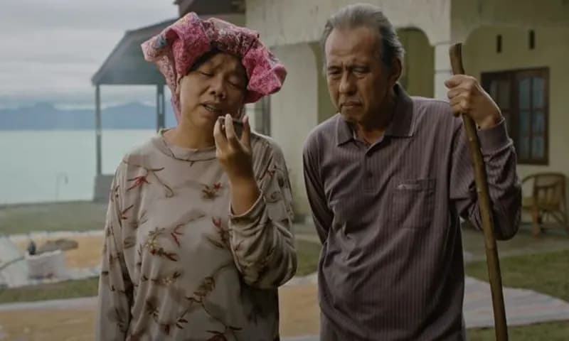 Mak Domu (Tika Panggabean) dan Pak Domu (Arswendi Nasution) (Foto: Imajinari via YouTube)