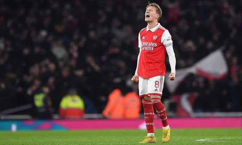 Kapten Arsenal, Martin Odegaard, mengakui bahwa timnya melakukan kesalahan fatal saat gagal meraih kemenangan dalam laga tandang melawan West Ham United pada Minggu (16/4) lalu. (Foto: Instagram/@odegaard.98)