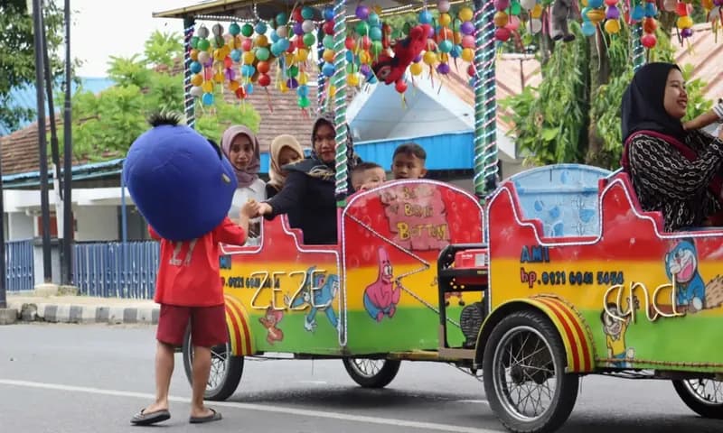 Operasional odong-odong di Taman Bunga Lapangan Merdeka, Kota Pematang Siantar, Sumatra Utara menuai polemik karena jenis musik yang diputar tidak sesuai untuk mengiringi anak-anak bermain. (Foto: PARBOABOA/Putra Purba)