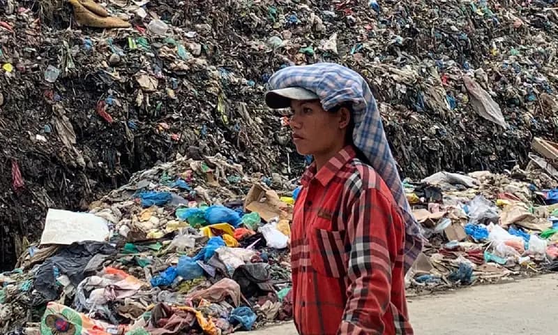Okta (49), pemulung di Tempat Pembuangan Akhir (TPA) Tanjung Pinggir, Kecamatan Siantar Martoba, Kota Pematang Siantar, yang berhasil mengolah sampah menjadi berkah bagi dirinya. (Foto: Parboaboa/Agustina)