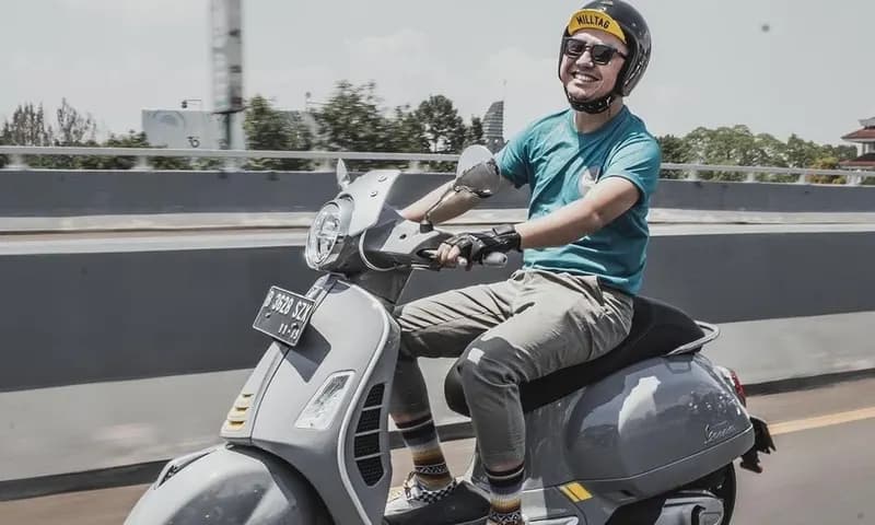 Outfit Naik Vespa ala Presenter Ananda Omesh (Instagram/@omeshomesh)