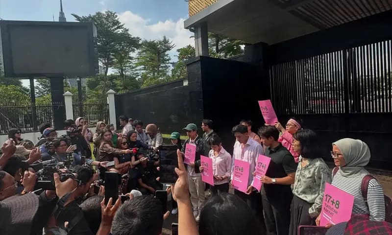 Jejaring organisasi masyarakat sipil bertemu dengan perwakilan DPR RI di depan Gerbang Pancasila, Senayan, Kamis (4/9/2025) (Foto: IG/@pandemictalks)