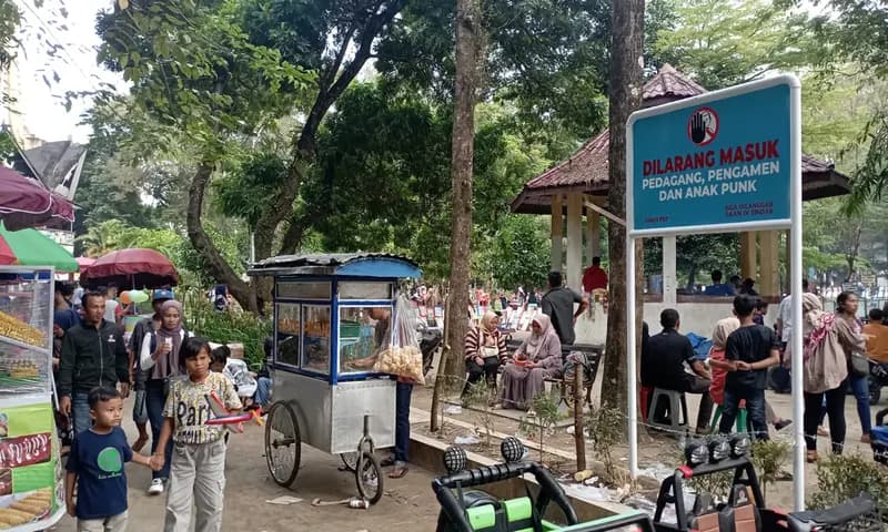 PKL yang berjualan di bawah plang larangan berjualan di kawasan Lapangan Merdeka (Foto:Parboaboa/David Rumahorbo)
