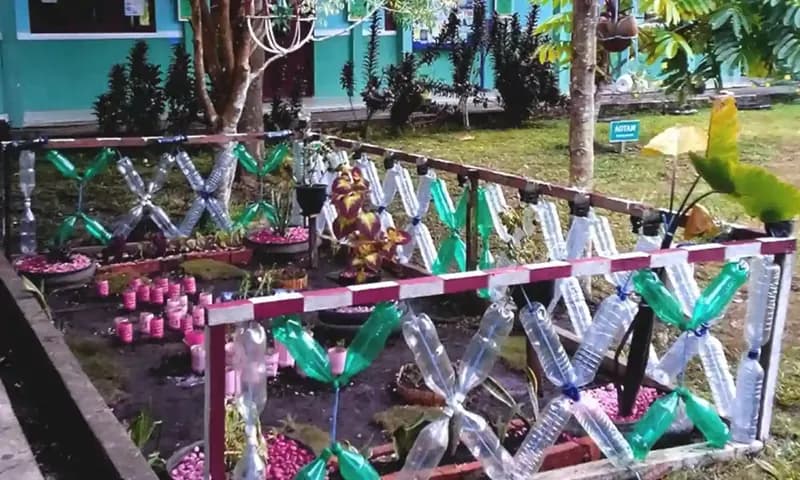 Inspirasi membuat pagar taman dari bahan bekas (Foto: munadirr.student.unidar.ac.id)