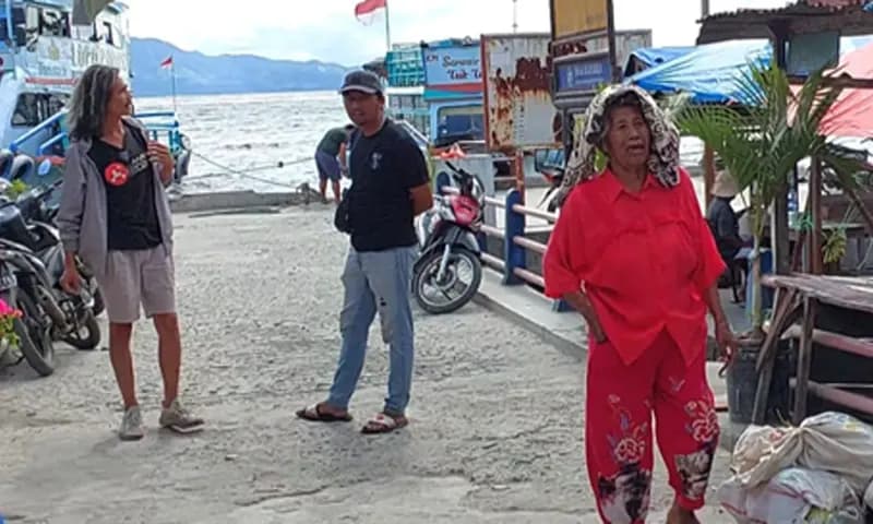 Pemandu wisata di Pelabuhan Tigaraja. (Foto: PARBOABOA/P. Hasudungan Sirait)