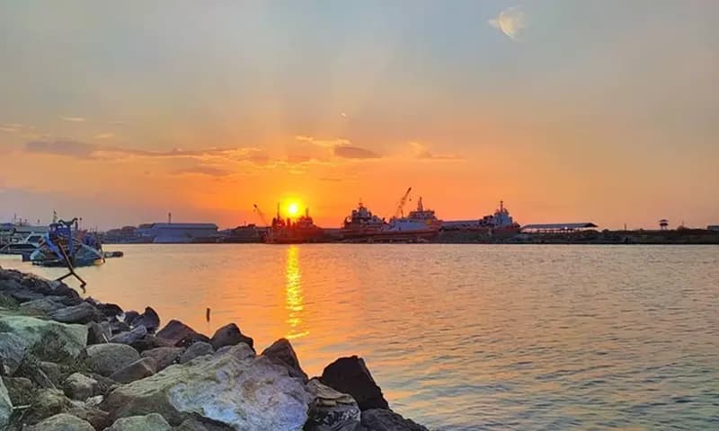 Pantai di Cirebon/Kejawanan, foto: Instagram @ulhaqeltsyam