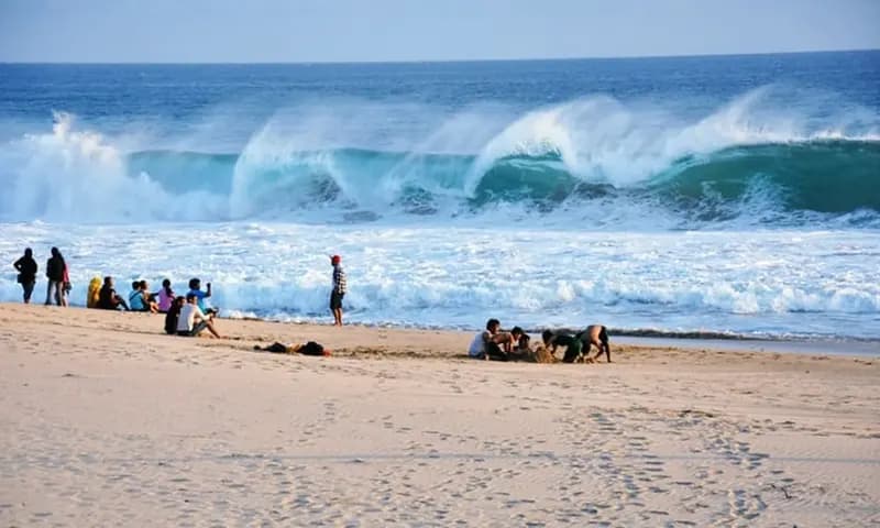 Pantai Ujung Genteng Sukabumi, foto: hotelmurah.com
