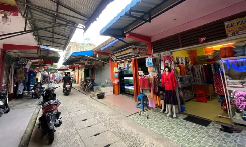 Suasana sepi pembeli menyelimuti Pasar Hong Kong yang terletak di sepanjang Jalan Mariam Tomong, Pematang Siantar. (Foto: Parboaboa/Silvia Siahaan)