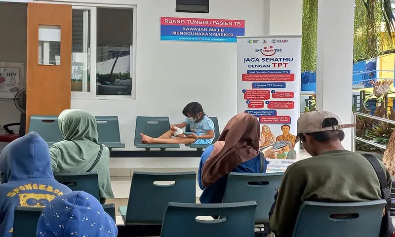 Pasien TBC menunggu antrean berobat di Puskesmas Mampang Prapatan. (Foto: PARBOABOA/Achmad Rizki Muazam)