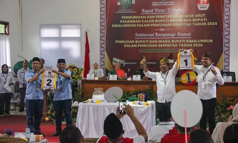 Kedua paslon Bupati dan Wakil Bupati Simalungun periode 2024-2029 saat menunjukkan nomor urut di aula kantor KPUD Simalungun, Senin (23/09/2024). (Foto: PARBOABOA/Pranoto)
