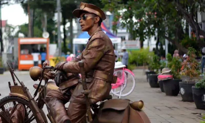 Kongko Wijanarko, pelaku seni karakter di Kota Tua, Jakarta Barat. (PARBOABOA/Andre S)