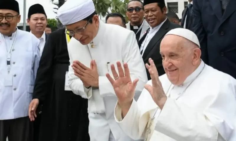 Pemimpin Gereja Katolik Dunia sekaligus Kepala Negara Vatikan, Paus Fransiskus saat mengunjungi Masjid Istiqlal di Jakarta. (Foto: Dok.vaticannews)