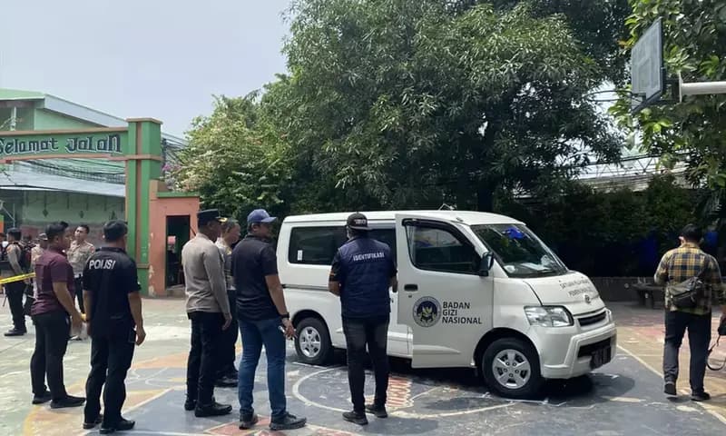 Sebuah mobil milik Satuan Pelayanan Pemenuhan Gizi (SPPG) menerjang pagar SD di Cilincing, Jakarta Utara (Foto: dok. Berita Satu)