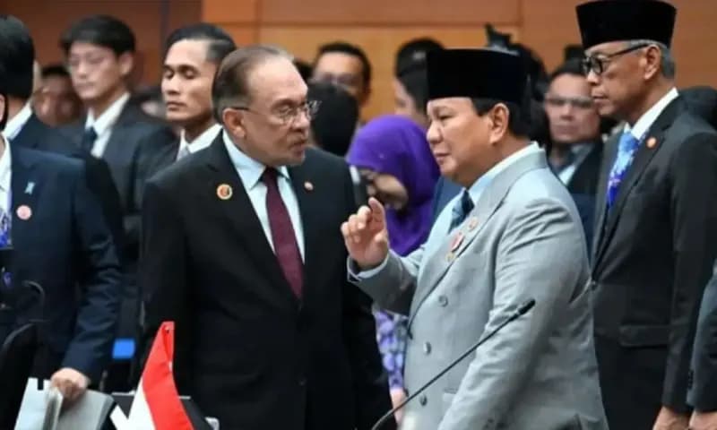 Presiden RI Prabowo Subianto berbincang dengan Perdana Menteri Malaysia, Anwar Ibrahim di sela-sela Konferensi Tingkat Tinggi (KTT) Ke-47 ASEAN di Kuala Lumpur Convention Centre (KLCC), Kuala Lumpur, Malaysia, Minggu (26/10/2025). Foto: Dok. ANTARA)