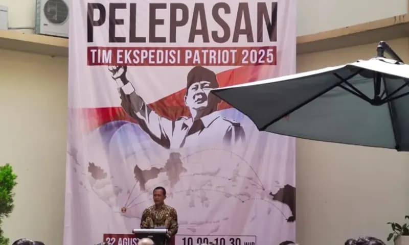 Menteri Transmigrasi Iftitah Sulaiman Suryanagara memberikan keterangan di dalam Pelepasan Tim Ekspedisi Patriot Unpad di Jatinangor, Sumedang, Jumat (22/8/2025). (Foto: Dok. ANTARA)