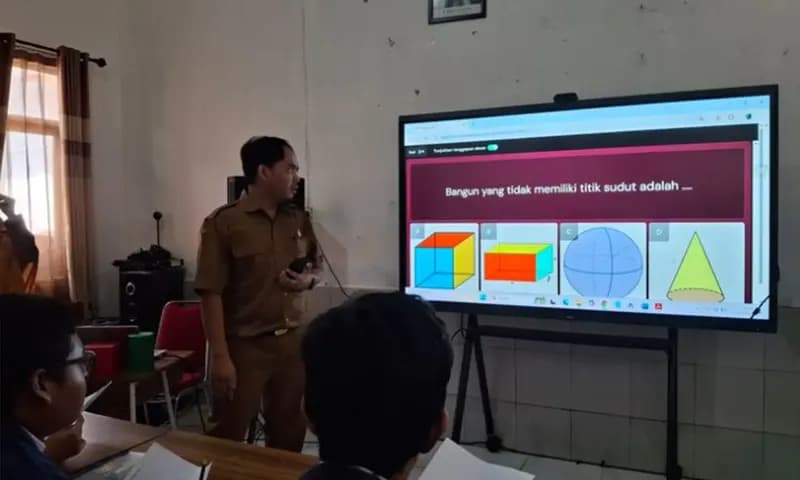 Suasana belajar menggunakan Interactive Flat Panel (IFP) di Sekolah Luar Biasa (SLB) Negeri Trituna, Subang, Jawa Barat, Senin (13/10/2025). (Foto: Dok. Kompas)