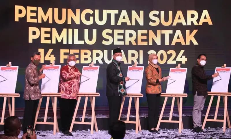Ketua Komisi Pemilihan Umum (KPU) Ilham Saputra (tengah) bersama jajaran komisioner mencoblos surat suara sebagai tanda diluncurkan Hari Pemungutan Suara Pemilu Serentak Tahun 2024 (FOTO : ANTARA/Reno Esnir)