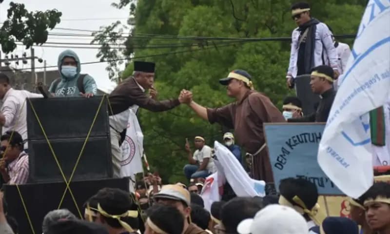 Para pemuka agama ikut dalam unjuk rasa bertajuk Tutup TPL di depan Kantor Gubernur Sumatera Utara, Senin (10/11/2025). (Foto: Dok. IDN Times)