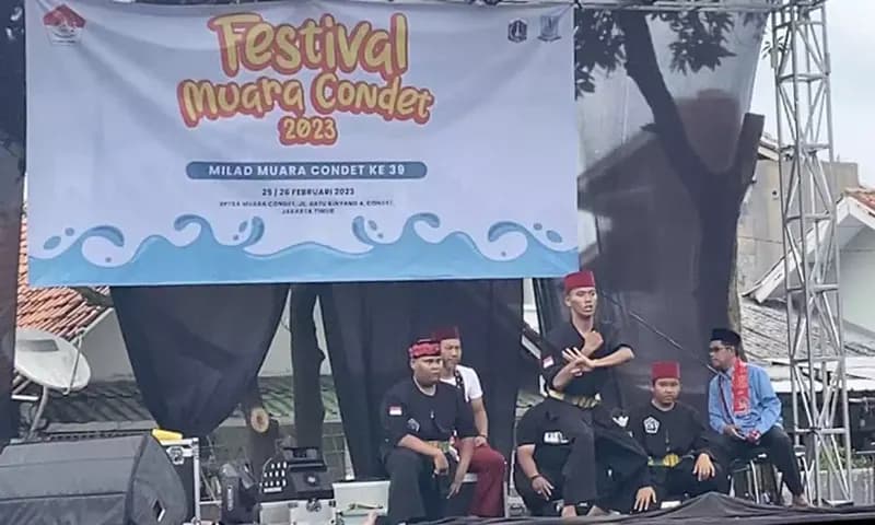 Seorang pesilat dari Muara Condet, Jakarta Timur saat melakukan memperagakan kebolehannya dalam Festival Muara Condet 2023. (PARBOABOA/Pras)