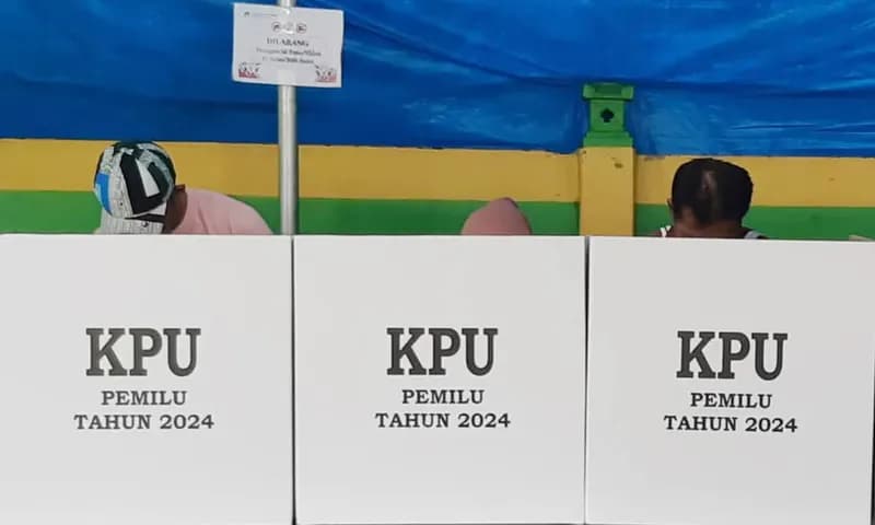 Ilustrasi pencoblosan di bilik suara saat Pemilu 2024 lalu. (PARBOABOA/Bina Karos)