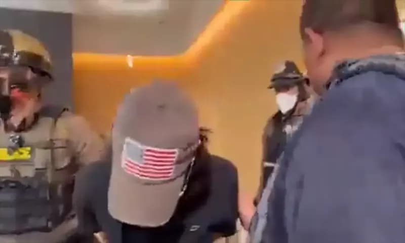 Pelaku penembakan massal di Bangkok, Thailand yang berusia 14 tahun berhasil dibekuk. (Foto: Tangkapan layar X/@mishika_singh)