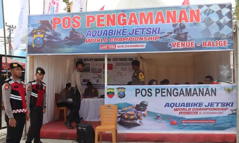 Pos Pengamanan dipersiapkan oleh Polda Sumut di setiap persimpangan jalan di sekitar lokasi pelaksanaan Aquabike Jetski World Championship 2023 Danau Toba di Kecamatan Balige, Kabupaten Toba. (Foto: PARBOABOA/Putra Purba)