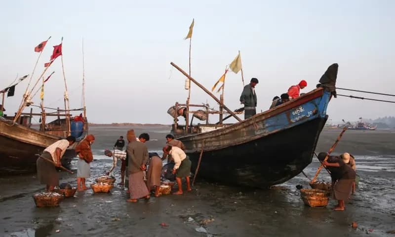 Perahu pengangkut Rohingya terbalik dan tenggelam di lepas pantai Myanmar akibat cuaca buruk dan menewaskan 17 orang. Al Jazeera