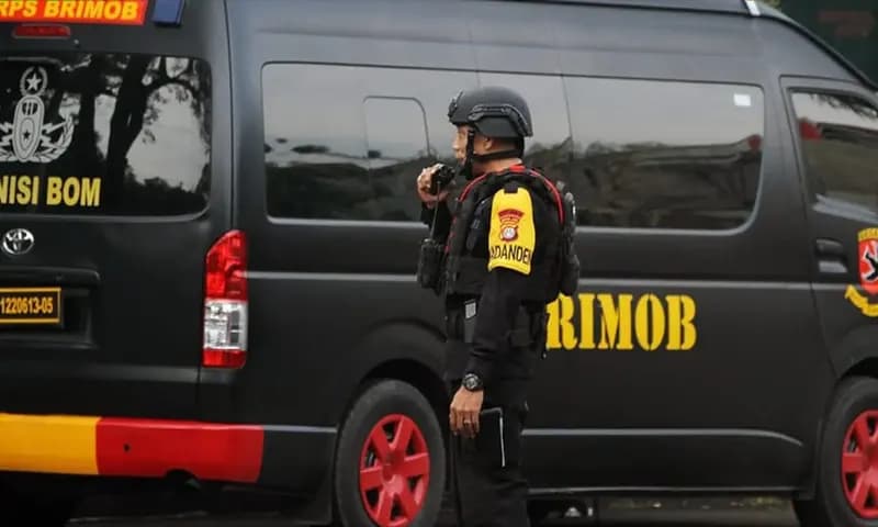Seorang personil Gegana Brimob Polda Metro Jaya melakukan koordinasi dengan menggunakan alat komunikasi usai melakukan penyisiran gedung sekolah karena adanya ancaman bom di Mentari Intercultural School Bintaro, Tangerang Selatan, Banten, Selasa (7/10/202