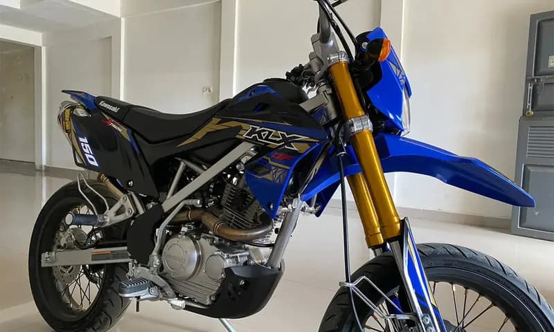 Nasib sial menimpa Roy Damanik, 25, setelah tergiur dan tertipu dengan sepeda motor Kawasaki KLX berwarna biru produksi 2019 yang dijual murah secara online di marketplace Facebook, 2 Juni 2023. (Foto: Dok. Roy Damanik)