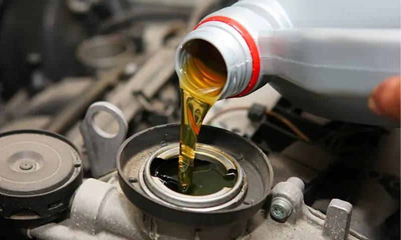 Mengganti oli mobil menjadi salah satu cara untuk merawat mobil agar tetap prima usai mudik Lebaran 2023. (Foto: istockphoto)