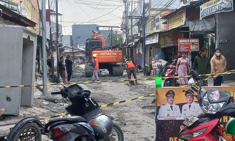 Warga di Jalan Punak, Sei Putih Timur I dan Jalan Pasundan, Kota Medan, Sumatra Utara mengeluhkan tersendatnya aliran air PDAM Tirtanadi imbas perbaikan drainase. (Foto: PARBOABOA/Susanna Hutapea)