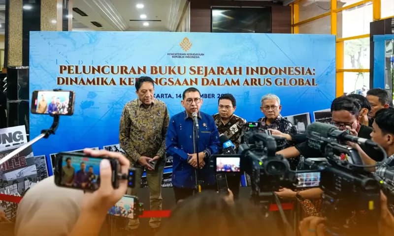 Press conference pasca peluncuran buku Sejarah Indonesia Terbaru oleh Kemenkebud pada Minggu (14/12/2025) (Foto: IG/@kemenkebud)