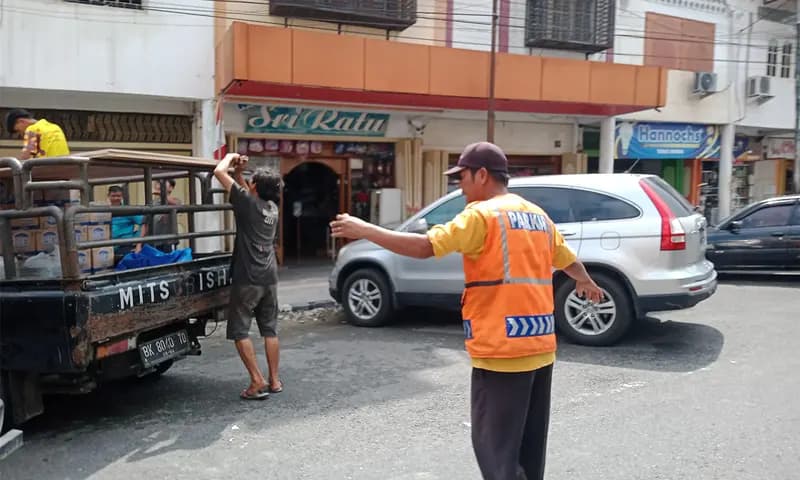 Salah satu juru parkir di jalan Pangeran Diponegoro, Kelurahan Proklamasi, Kecamatan Siantar Barat , Kota Pematang Siantar. (Foto: PARBOABOA/Putra)