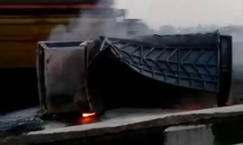 Petugas pemadam kebakaran berupaya memadamkan api di mobil pick up yang terbakar di tol Medan-Binjai, Rabu (12/4/2023). (Foto: Dok Disdamkarmat Medan)