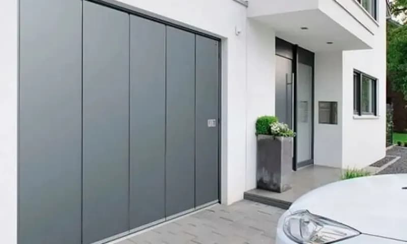 Model pintu garasi besi lipat minimalis terbaru, foto: workshop.co.id