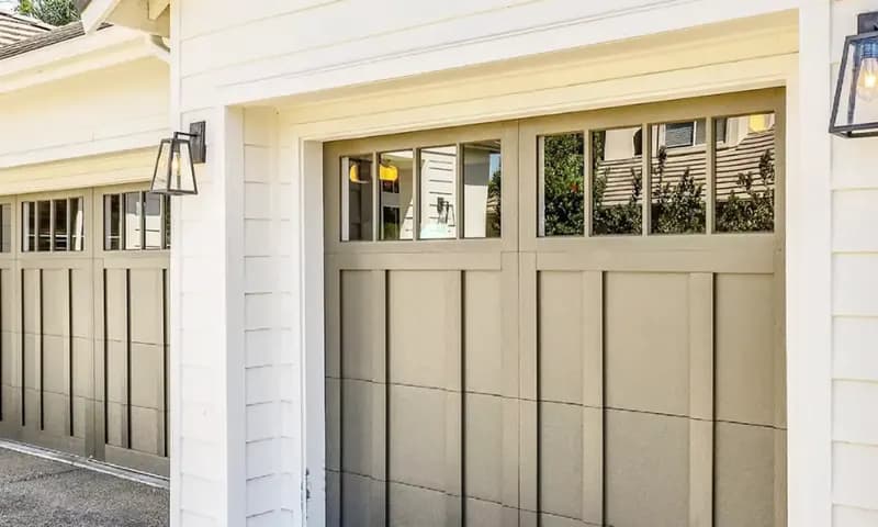 Model pintu lipat besi minimalis terbaru (Foto: Facebook/Dependable Garage Door)