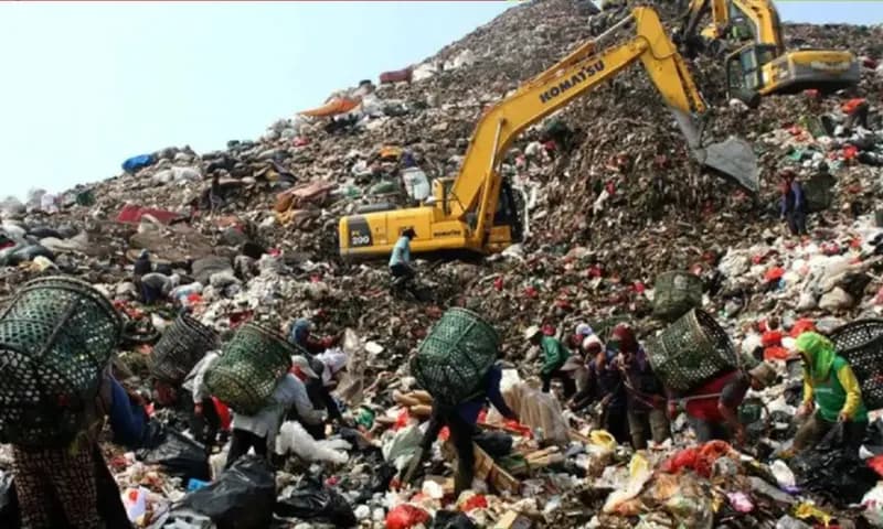 Pemulung beraktivitas di area zona Tempat Pengolahan Sampah Terpadu (TPST) Bantar Gebang, di Bekasi, Jawa Barat, Jumat (21/6/2019). (Foto: Dok.ANTARA)